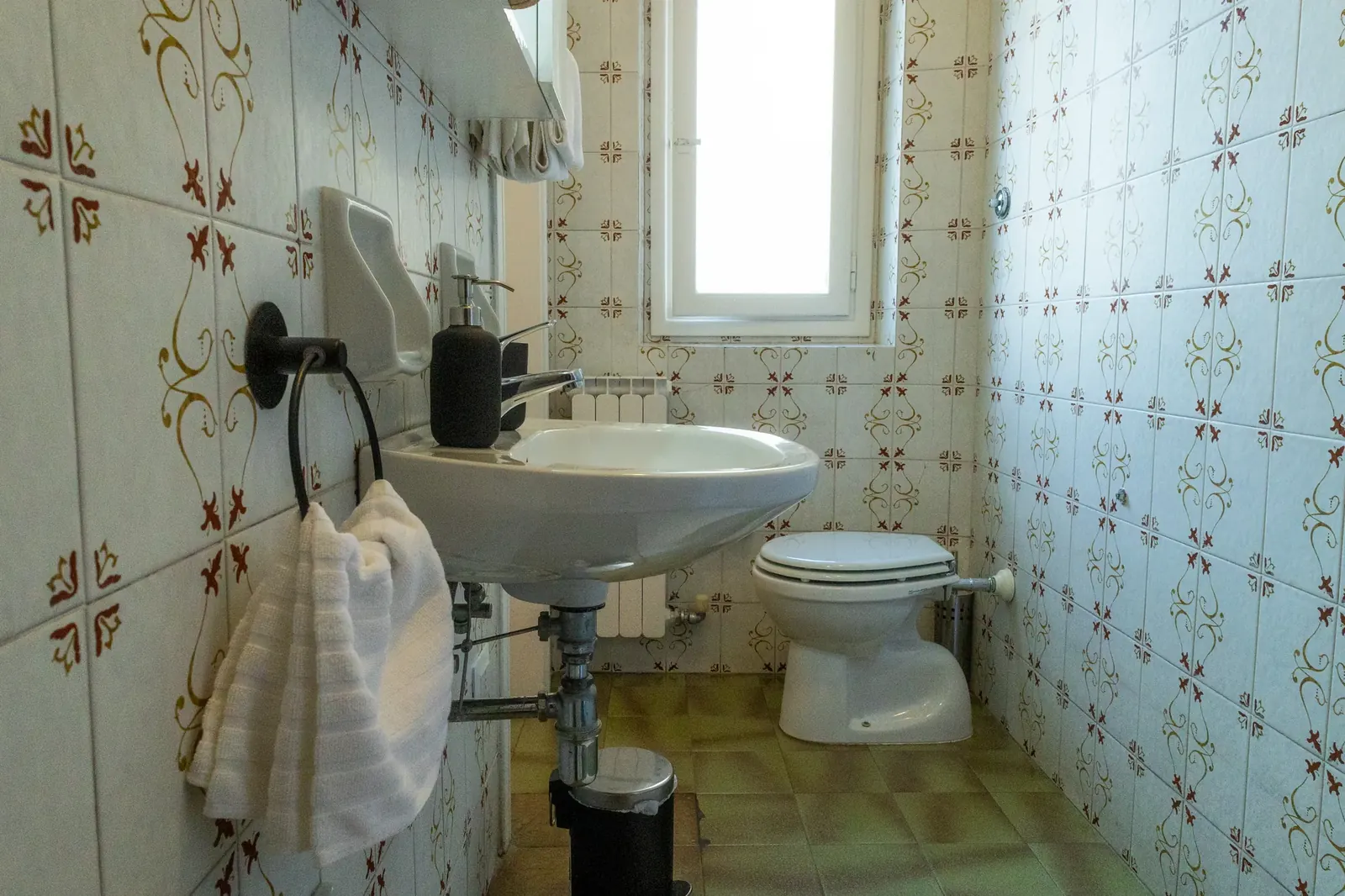 Bagno principale con doccia, lavabo e WC