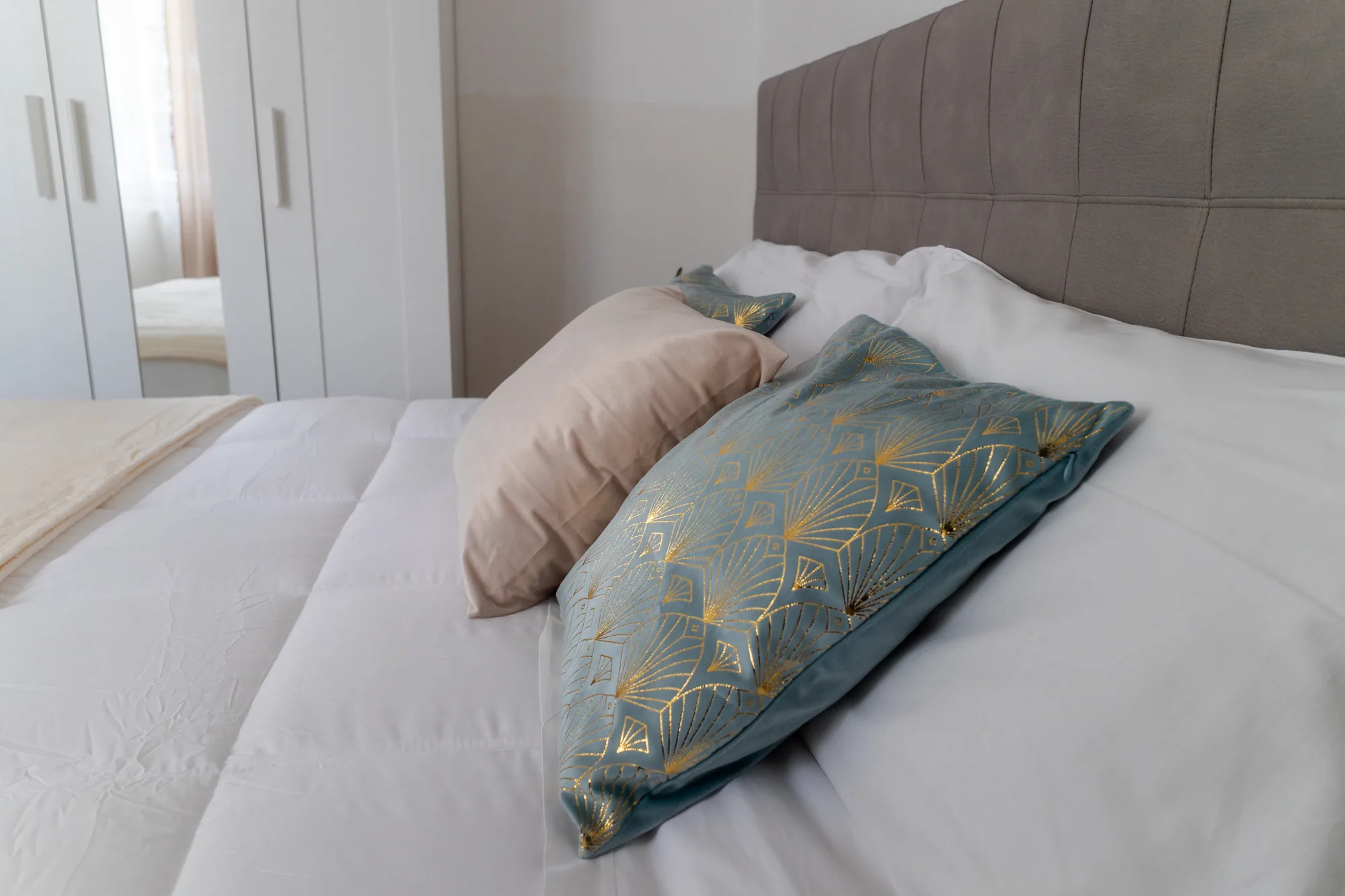 Letto matrimoniale con cuscini decorativi
