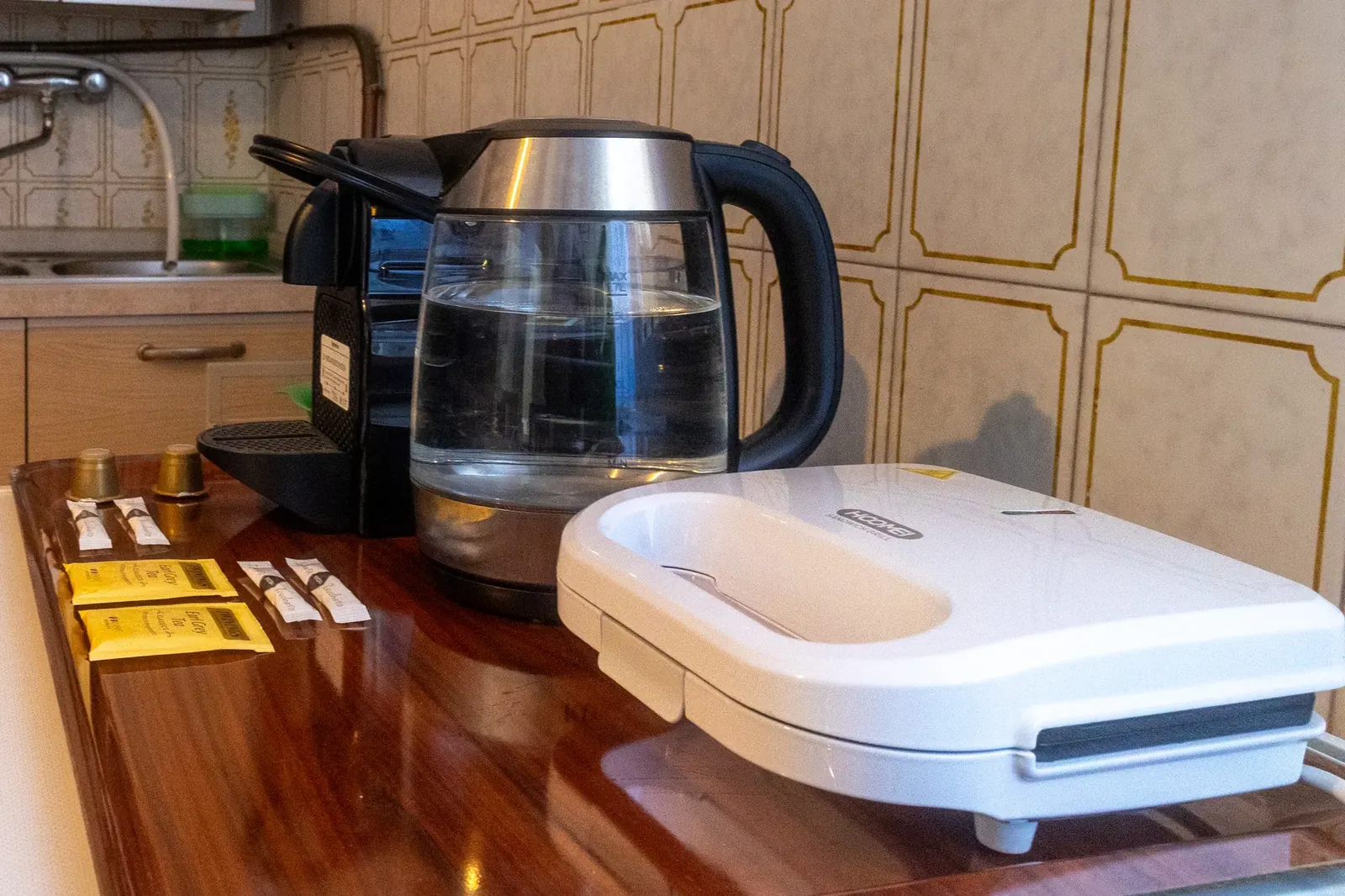 Cucina con bollitore e tostapane