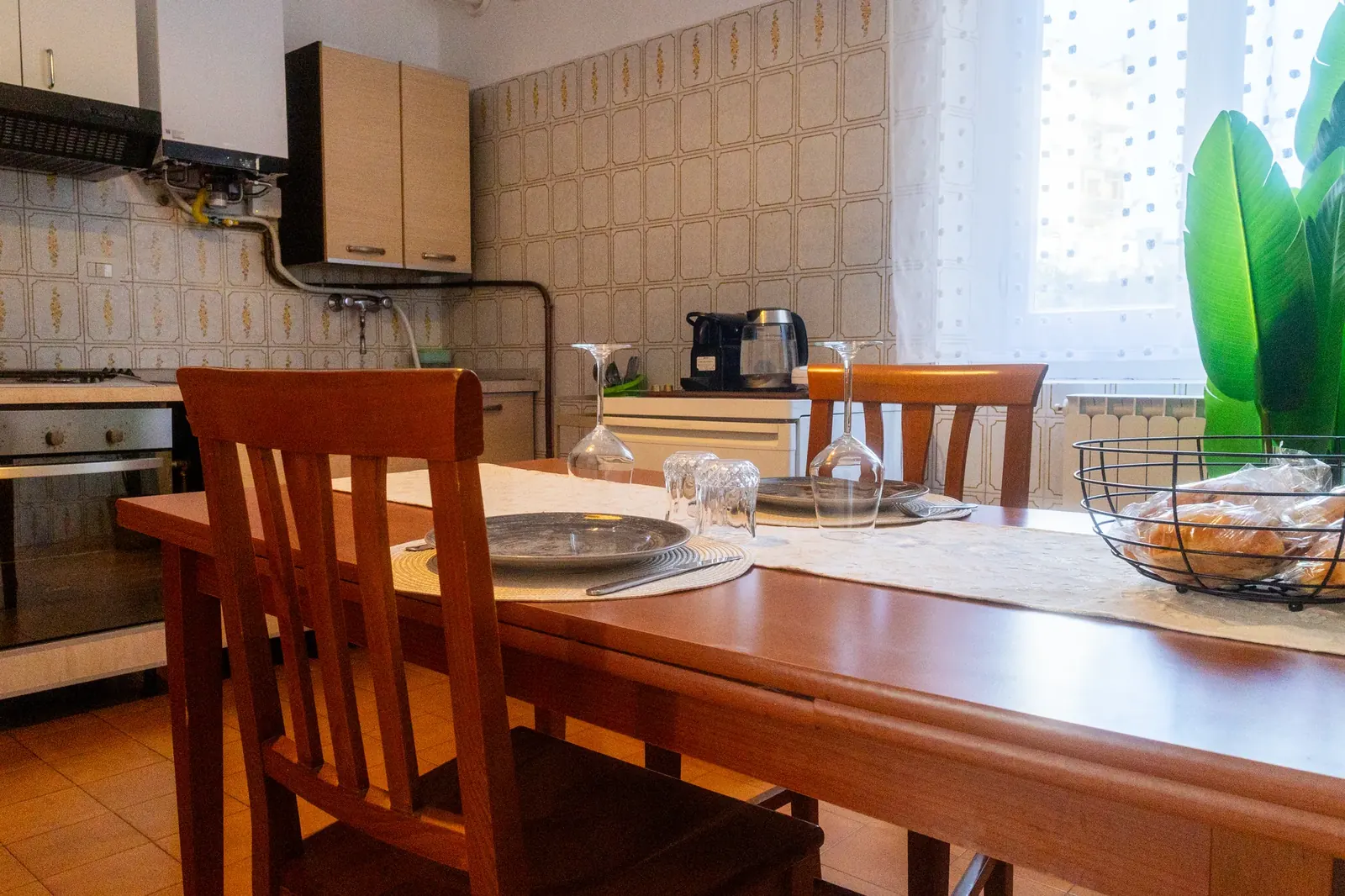 Tavolo apparecchiato nella cucina di Emy Apartment a Firenze