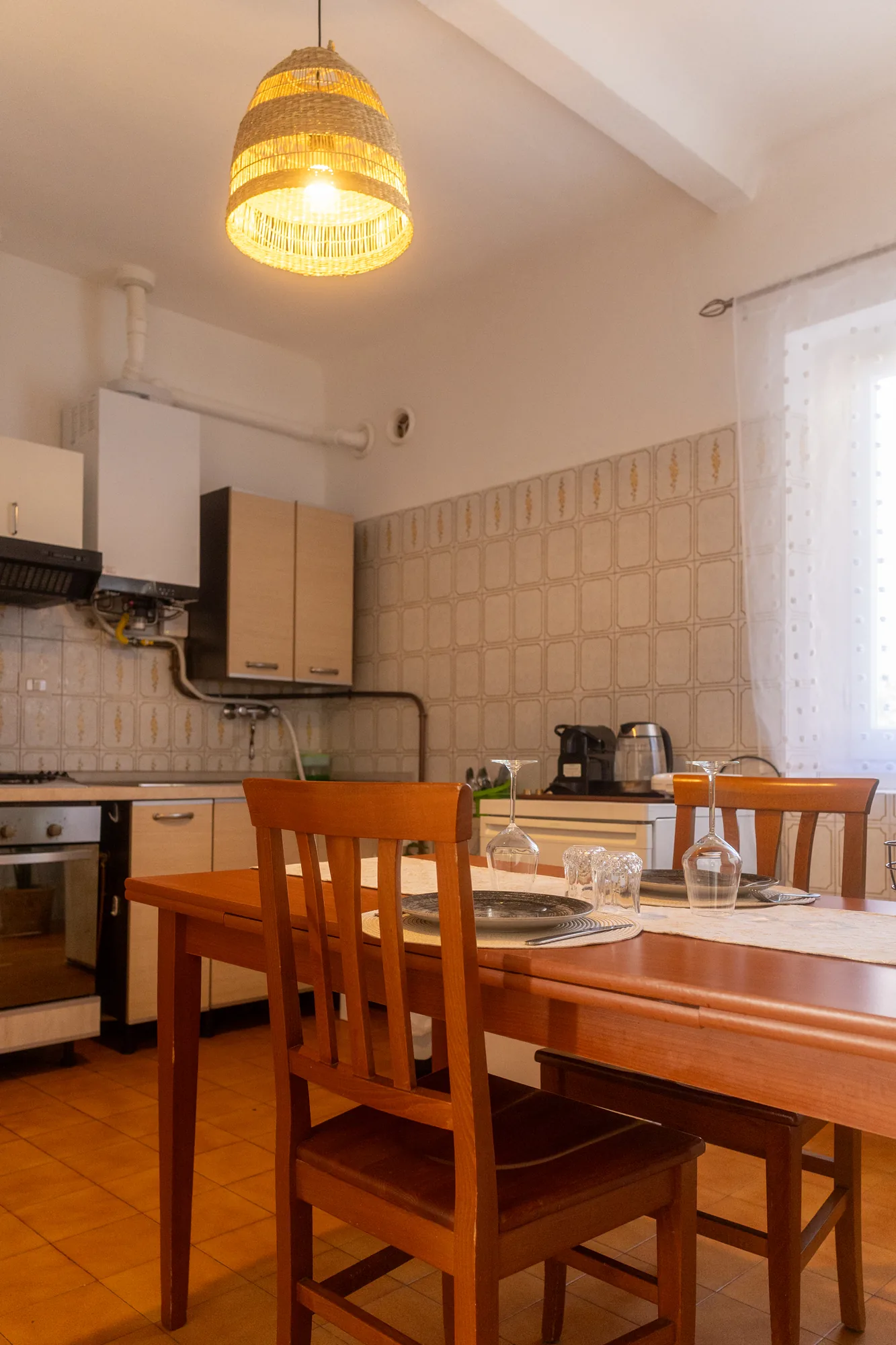 Cucina attrezzata di Emy Apartment, vista completa