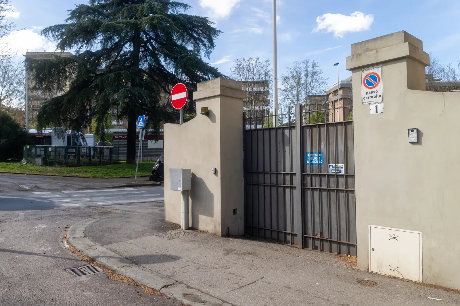 Ingresso esterno con cancello carrabile