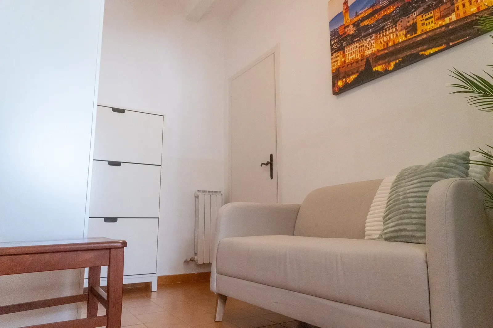 Ingresso con vista sul soggiorno e quadro di Firenze