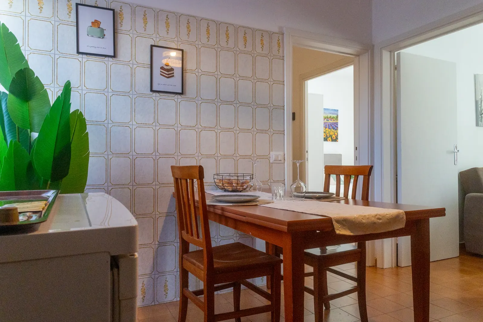 Sala da pranzo con tavolo in legno