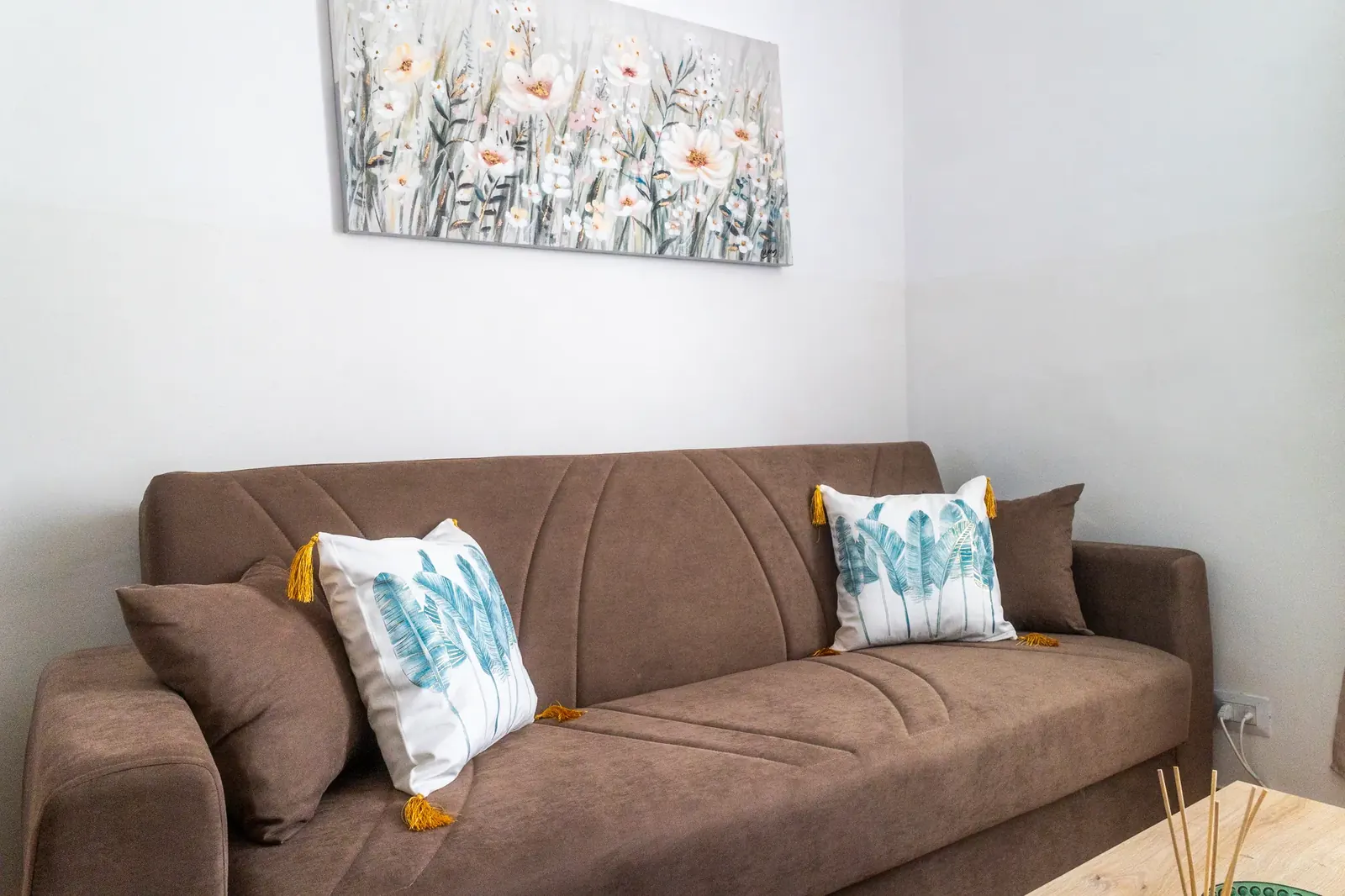 Soggiorno di Emy Apartment con divano letto marrone