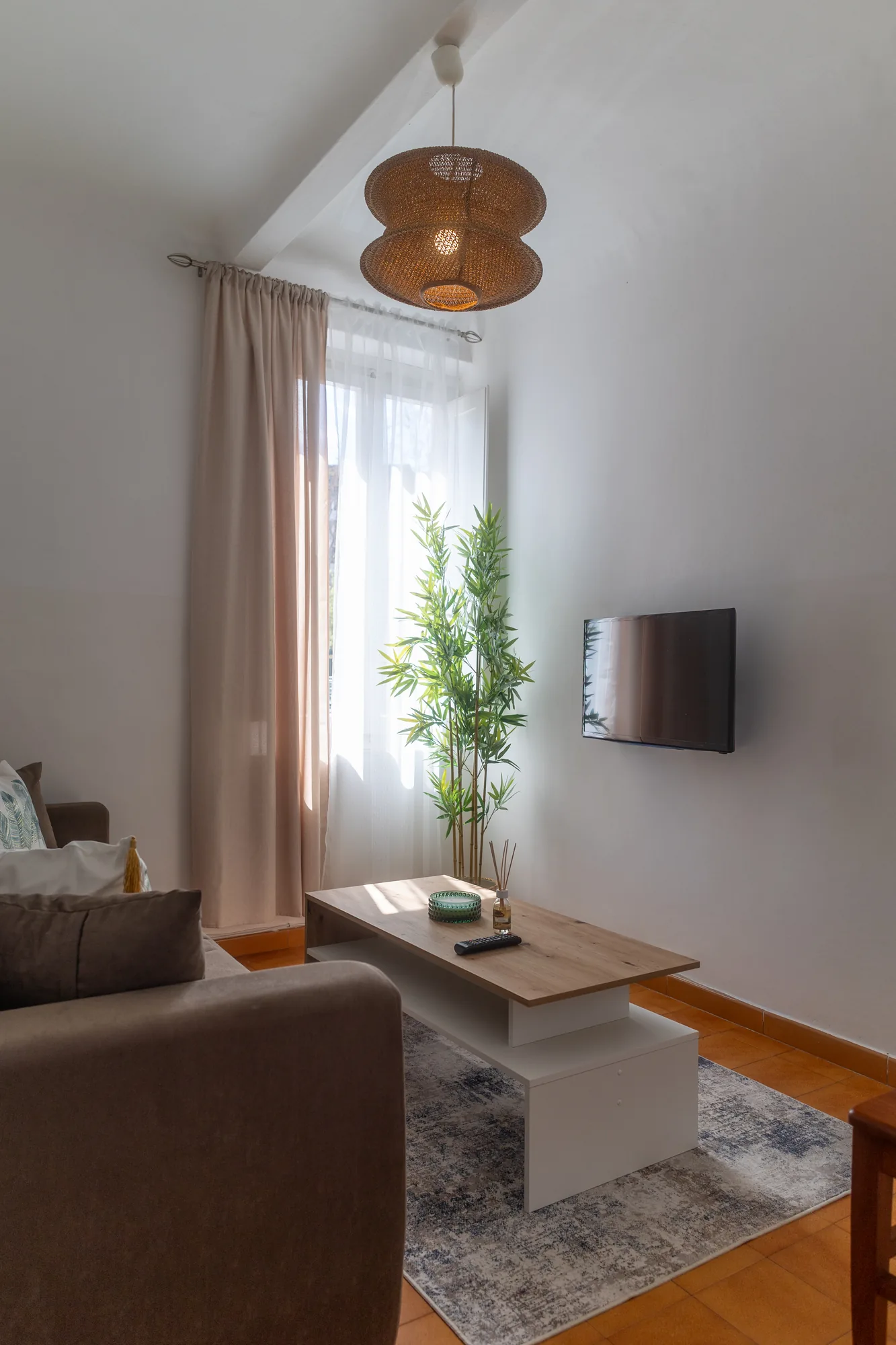 Angolo TV del soggiorno con lampada in rattan