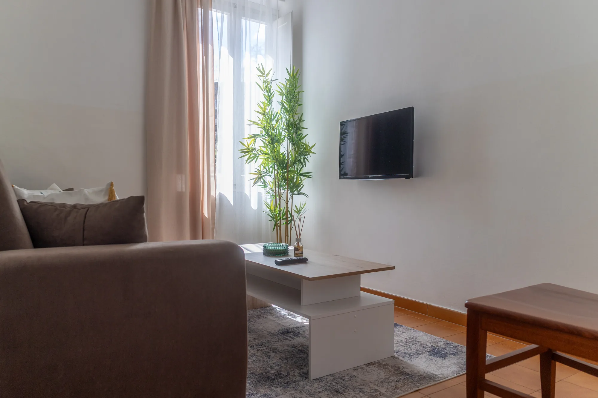 Soggiorno con Smart TV e tavolino