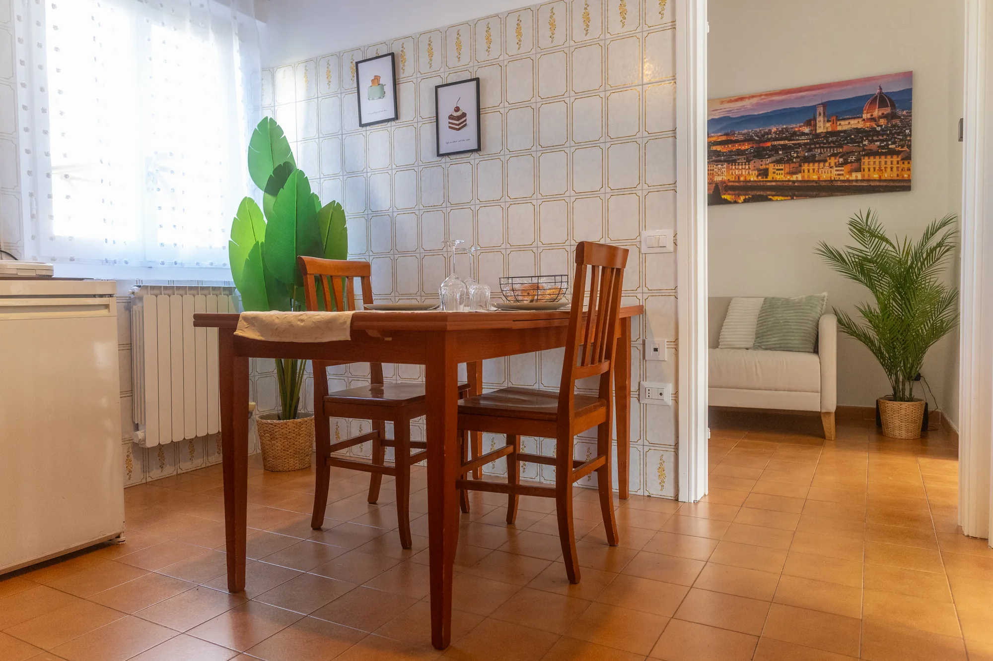 Zona pranzo con vista sul soggiorno